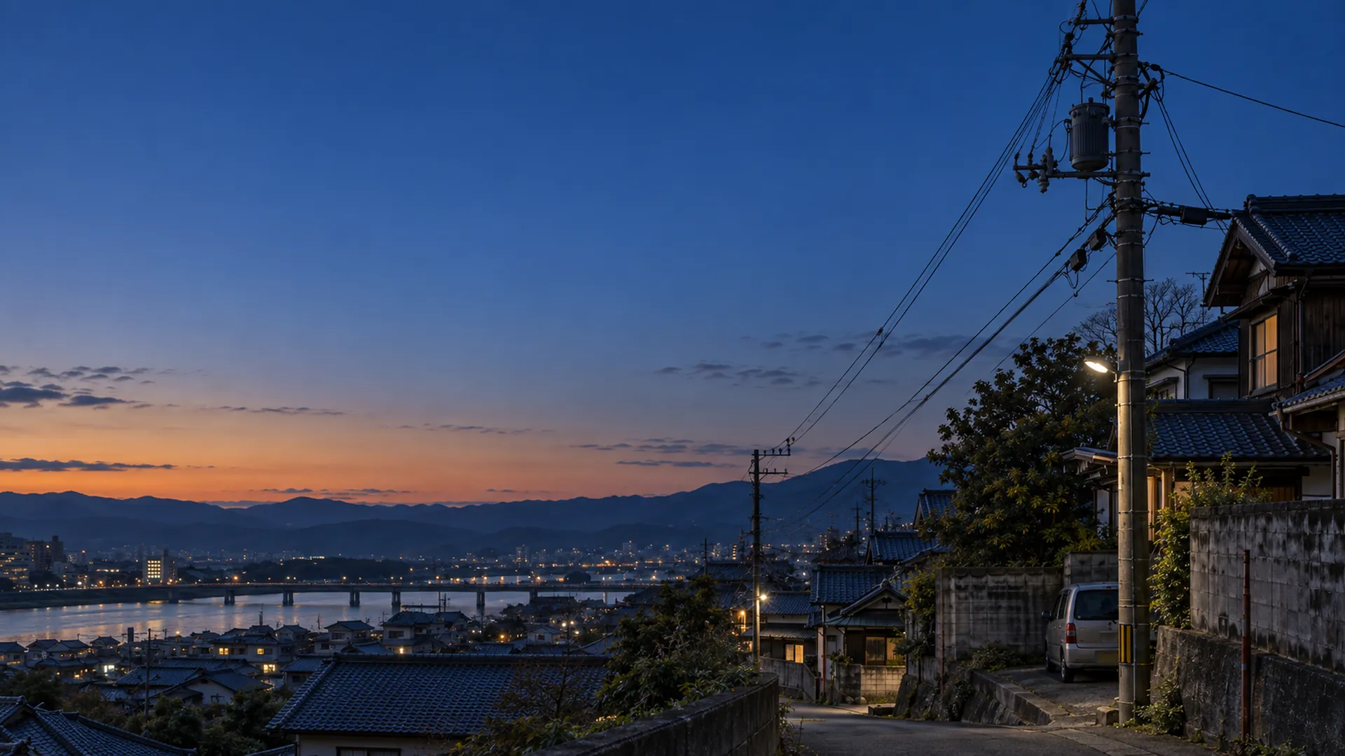 電柱の上の変圧器と配線を確認する現場